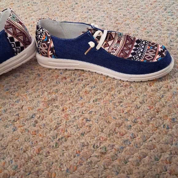 Shoes - Picture 4 of 4